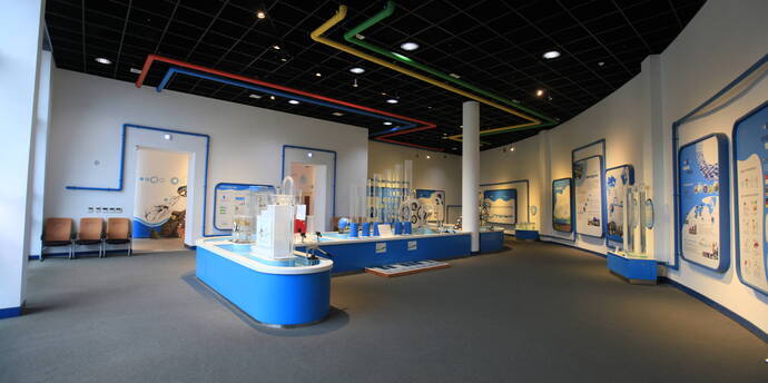 과학체험관 내부전시관 모습으로 각종 과학실험기구가 전시되어있는 모습