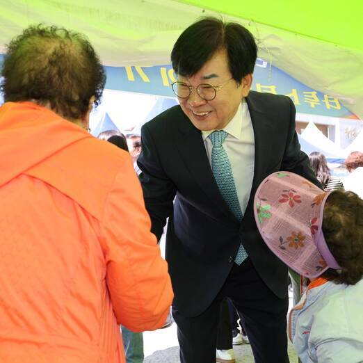 군민들과 함께 인사를 나누고있는 장흥군수(크게보기)