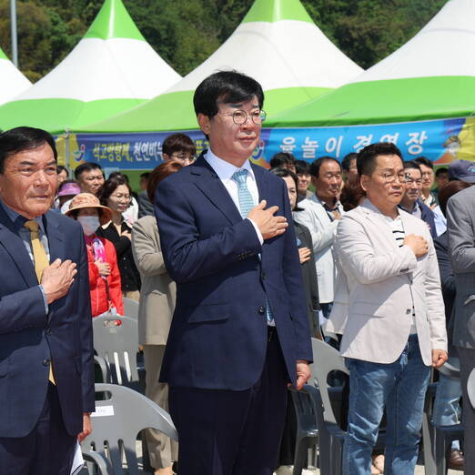 국기의 대한 경례를 하고있는 장흥군수와 축제참여자들(크게보기)