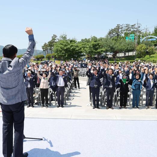 연단위에서 화이팅을 외치는 장흥군수와 앞에서 함께 화이팅포즈를 취하는 관객들 (크게보기)