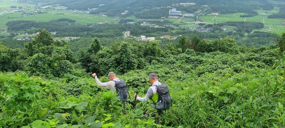 탐방로를 만들며 하산중