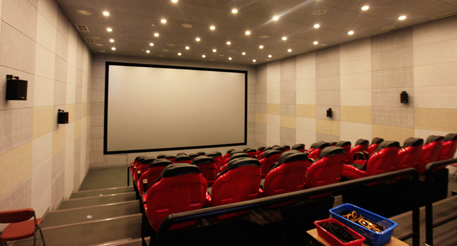 극장내부모습처럼 앞에는 커다란 사각형의 흰 스크린이 설치되어있고 층층마다 의자들이 배치되어있는 영상실 내부모습