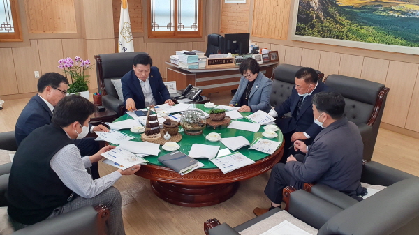 장흥군은 6일 군상황실과 군의회에서 ‘어머니품 천관산 프로젝트 기본구상 연구용역’ 중간보고회를 개최했다고 밝혔다.