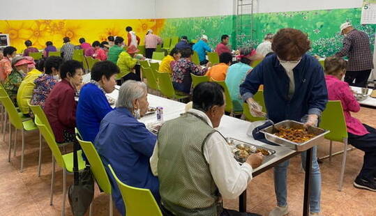 장흥군은 식사를 거를 우려가 있는 어르신을 대상으로 경로식당 무료급식을 운영하고 있다고 밝혔다.