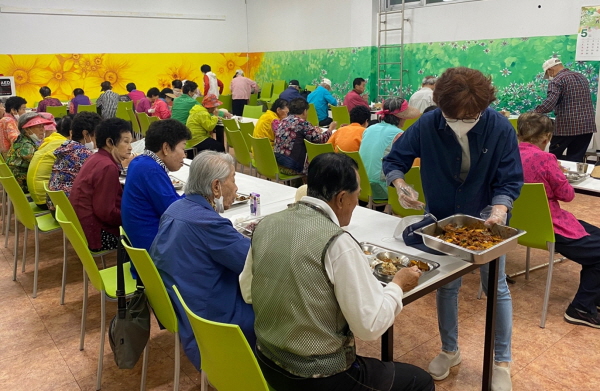 장흥군은 식사를 거를 우려가 있는 어르신을 대상으로 경로식당 무료급식을 운영하고 있다고 밝혔다.
