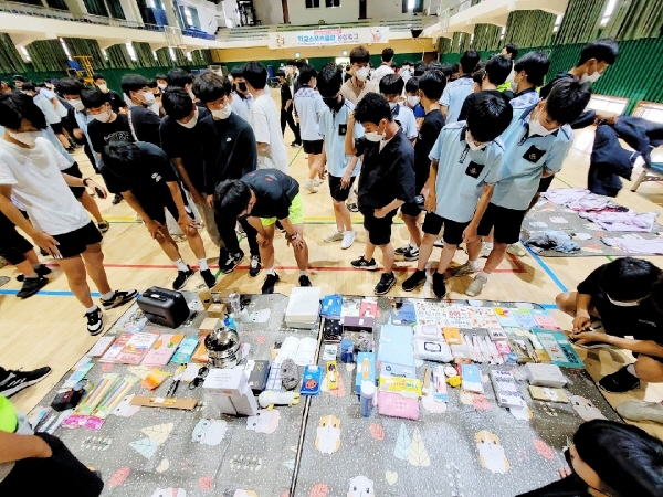 장흥중학교 학생자치회는 전교생이 참여하는 중고장터를 열고 수익금 50만원을 이웃돕기 성금으로 장흥군에 기탁했다.