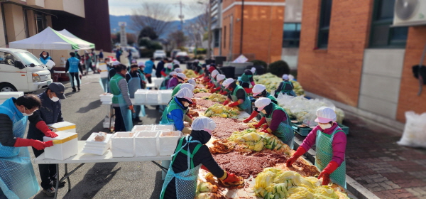 장흥군새마을회(회장 김일진)는 지난 5일 3일간 장흥군민회관 옆 광장에서 생명·평화·공경의 공동체 운동으로 행복한 겨울나기 위한 사랑 愛 김장·좀도리 쌀 나누기’를 실시하였다.