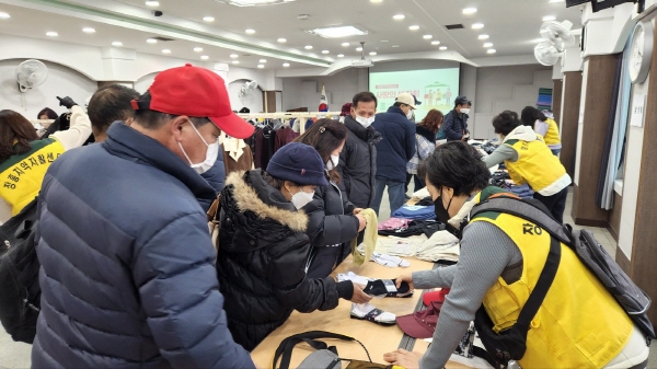 장흥지역자활센터(센터장 위수미)에서 자활근로사업 참여자를 대상으로 플리마켓을 열고 그 수익금을 전남사회복지공동모금회에 기부했다고 밝혔다.