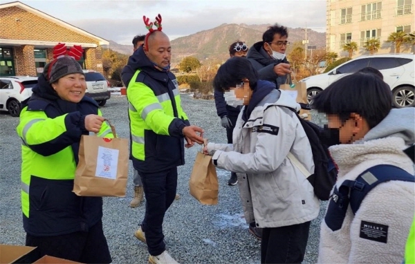 장흥군 용산면행정복지센터는 지난 26일 용산면 남녀 자율방범대(남대장 백인철, 여대장 김은미)에서 성탄절을 맞아 용산면 어린이들에게 선물을 전달했다고 밝혔다.