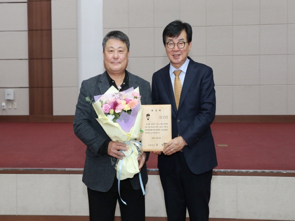 장흥군이 김성한 전 기아타이거즈 감독을 스포츠 홍보자문관으로 위촉했다.