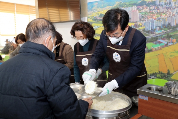 장흥군노인복지관서 점심 배식 봉사 나서