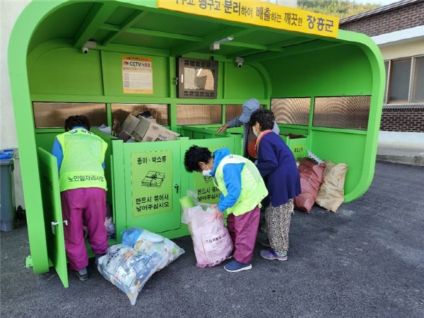 장흥군 장흥읍(읍장 길현종)은 깨끗한 시가지 조성과 탐진강변 정화에 깨끗한 도시이미지 확립하고 주민불편해소를 위해 최선을 다하고 있다.