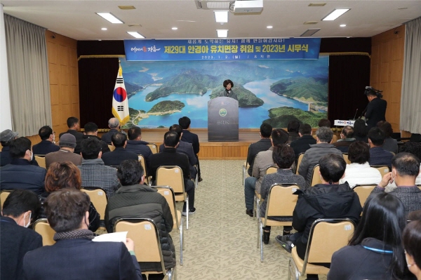 장흥군 유치면은 지난 2일 면사무소 회의실에서 제29대 안경아 신임면장이 취임했다고 전했다.   