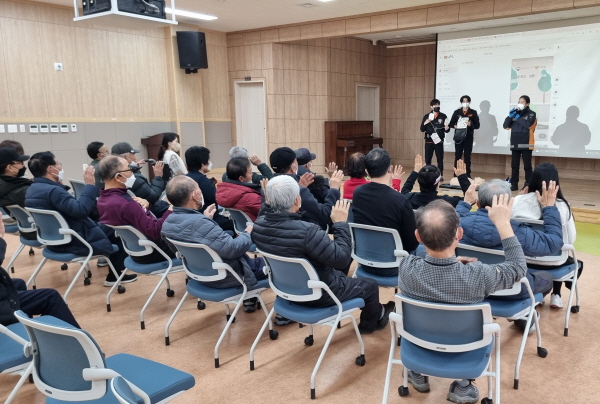 장흥군은 9일 장흥군노인복지관에서 종사자와 이용 어르신 30여명이 참석한 가운데 화재 대피 합동 소방훈련을 실시했다고 전했다.