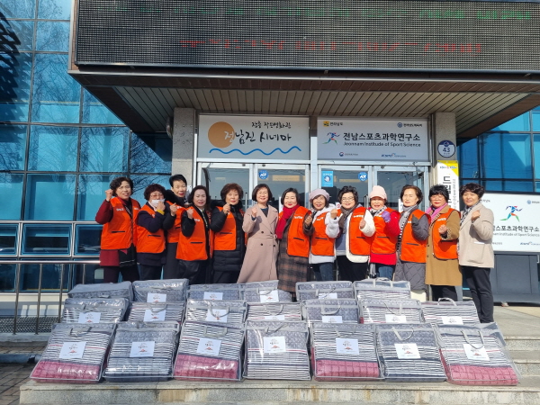 장흥군여성단체협의회(회장 이점숙)는 설 명절을 맞이 하여 저소득층 20가구 위문 및 물품 전달을 추진했다.