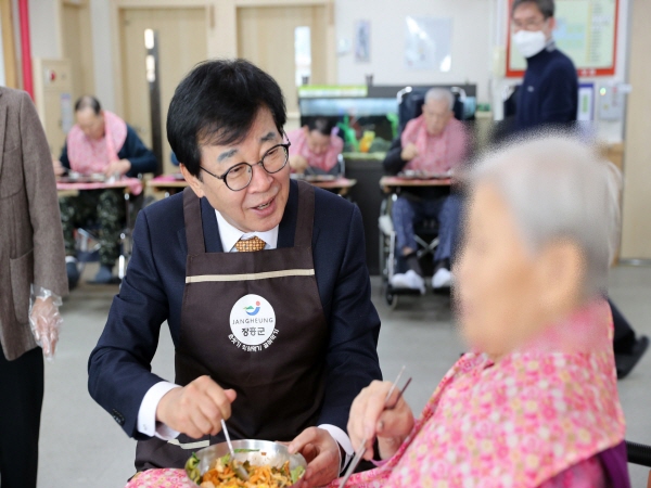 김성 장흥군수는 19일 장흥노인전문요양원을 찾아 식사봉사에 나섰다.