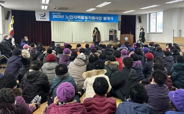 장흥군 회진면 행정복지센터(면장 노영금)는 지난 26일, 회진면 청소년문화의집 다목적실(2층)에서 노인사회활동사업 참여자들을 대상으로 2023년 노인일자리 사회활동지원 사업 발대식 및 안전교육을 실시했다.