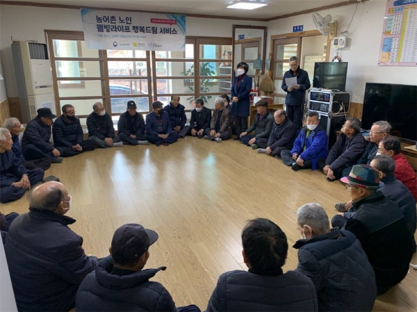 장흥군 부산면경로당(회장 위재원)은 지난 31일 대표 경로당인 수성당에서 회원 40여명이 참석한 가운데 계묘년 새해 노인 화합과 소통을 기원하는 신년하례회를 개최했다.