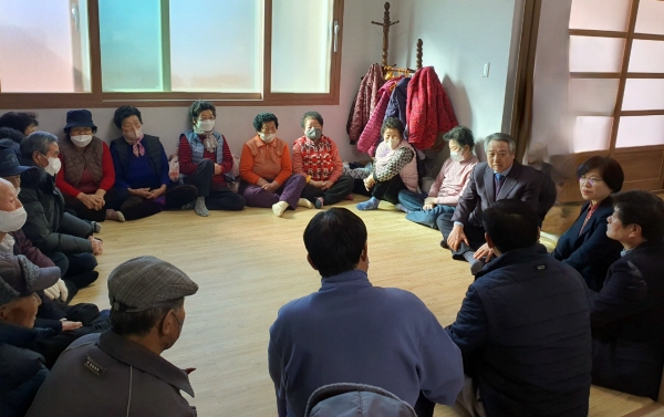 장흥군 관산읍(읍장 추상이)은 지난달 26일부터 2월 1일까지 관산읍 번영회, 이장자치회 등 사회단체장과 함께 73개소 경로당 순회방문을 실시했다.