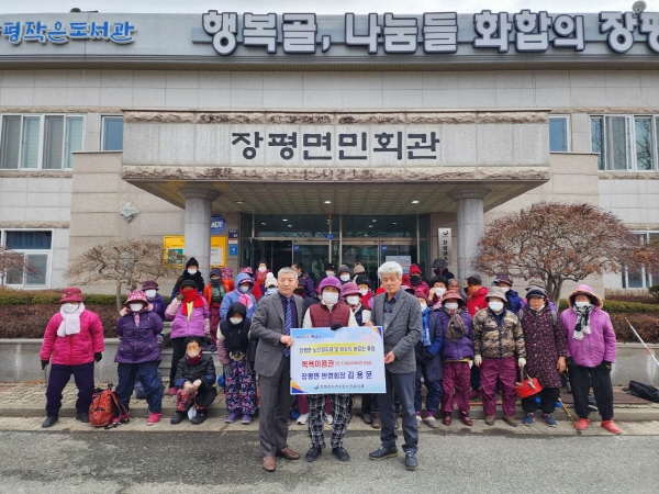 장흥군 장평면행정복지센터(면장 이인흠)은 14일 김용문 번영회장이 100만원 상당의 ‘어르신 목욕이용권’기탁했다고 전했다.   