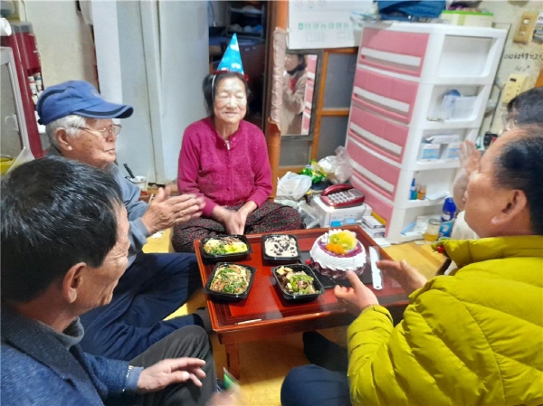 장흥군 안양면 지역사회보장협의체는 23일 90세 이상 장수어르신 11가구를 방문해 생신축하에 나섰다.