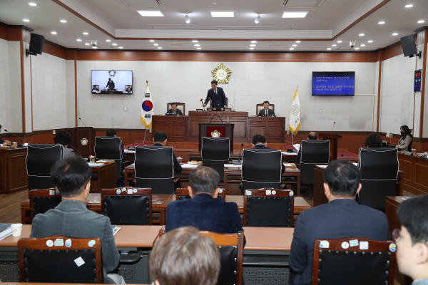 장흥군의회(의장 왕윤채)는 3월 6일부터 3월 10일까지 5일간의 일정으로 제280회 임시회를 개의한다고 밝혔다.