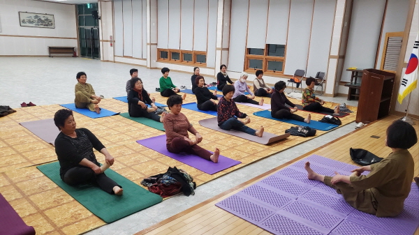 장흥군(군수 김성)은 이달 9일부터 노인복지관 방문이 어려운 남부권 교통취약 어르신들의 여가문화 활성화를 위해 ‘찾아가는 노인복지관 프로그램’을 운영한다고 전했다.