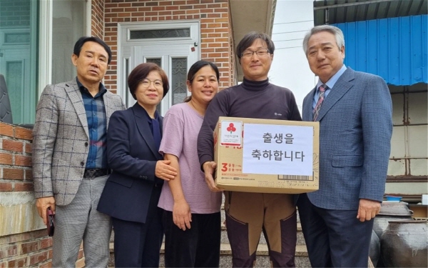 장흥군 관산읍지역사회보장협의체(공동위원장 사선환, 추상이)는 23일 관산읍 산동마을 등 6가구의 출산가정을 방문해 준비한 기저귀 물품을 전달하며 출생아 탄생을 축하하였다.