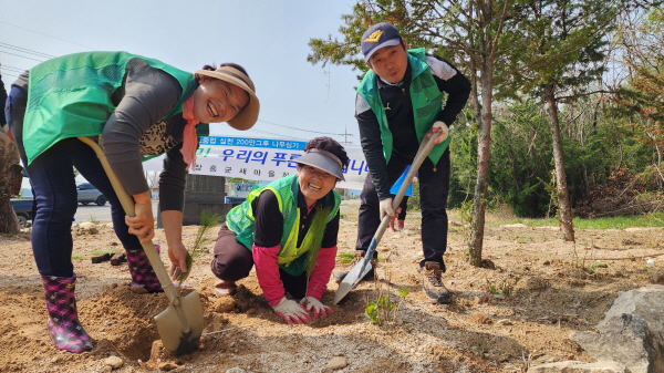 장흥군새마을회(회장 김일진)은 관산읍새마을지도자(협의회장 김송천, 부녀회장 강해정) 50여명과 함께 28일 제78회 식목일을 맞이하여 산불예방, 탄소중립 실천을 위한 나무심기를 실시하였다.    참석자들은 관산읍 수동마을 쉼터공원과 인근 공휴지에 은행나무, 소나무, 철쭉, 체리 나무 등 총 500주의 나무를 식재하였다.   은행나무와 소나무는 미세먼지 저감 능력이 탁월하여 산림청 권장 주요 조림 수종에 해당하며 철쭉은 마을공원의 아름다운 경관 조성을 위하여 마을주민들의 요구에 의하여 식재되었다.   장흥군새마을회는 수동마을 공원에 수목 추가 식재를 통하여 미세먼지를 저감하고 주민들이 힐링할 수 있는 쉼터로 조성할 예정이다.  김성 장흥군수는 이번 나무 심기 행사가 “기후위기 시대를 살아가야 할 미래세대를 위하여 탄소중립 실천 나무심기를 실천하는 새마을지도자들에게 감사함을 전하고 지역의 환경보전과 마을환경 가꾸기를 위하여 항상 앞장서 줄 것을 기대한다”고 말했다.