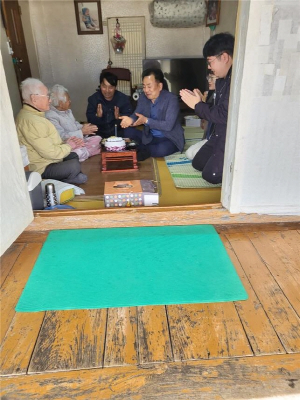 - 28일, 안양면 지역사회보장협의체 90세 이상 장수어르신 생신 축하