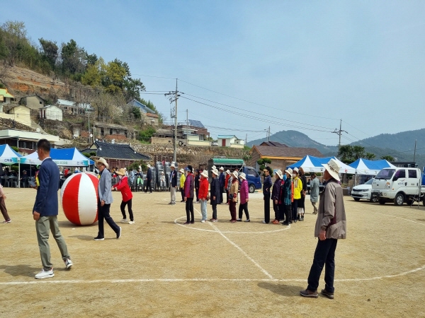 제27회 장흥군 회진면민의 날 행사가 4월 1일 회진초등학교 운동장에서 성황리에 개최됐다.