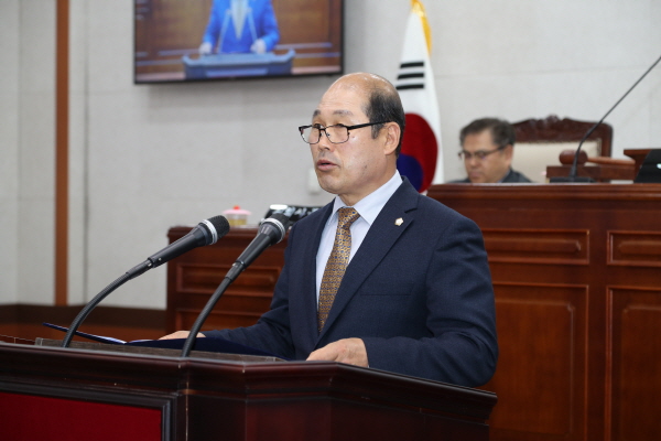 장흥군의회(의장 왕윤채) 유금렬 의원(산업경제위원장)이 제281회 임시회 제1차 본회의에서 ‘양곡관리법 개정안 거부권 행사’에 대하여 규탄 결의안을 발표했다.   