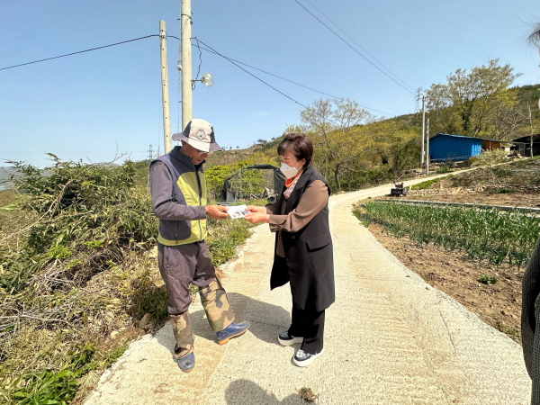 장흥군 장동면에서는 1월부터 시행 중인 신규 전입자 동네방네 우리가족 알리기 사업을 위해 지난 13일 신규 전입자 가정을 방문했다.