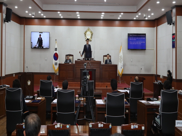 장흥군의회(의장 왕윤채)가 19일 열린 제281회 임시회 제2차 본회의를 끝으로 9일간의 의사일정을 마쳤다.