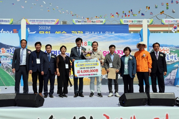 지난 21일 장흥군 용산면(면장 김성호)과 자매결연을 맺은 광주광역시 동구 지산2동(동장 정영미)이 제18회 용산면민의 날 및 경로위안잔치를 기념해 고향사랑기부제 상호 기부를 했다고 밝혔다,