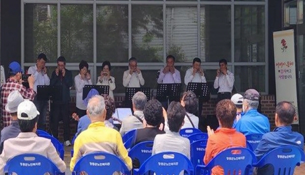 장흥군은 8일 어버이날을 맞이하여 장흥군노인복지관에서 ‘사랑해孝 연주회’를 개최했다고 전했다.