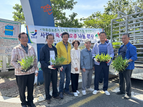 옥수수 모종 8000주 토요시장 방문객에게 무료 전달