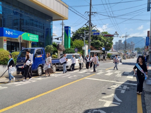 장흥군 직원들과 기후환경 네트워크 회원들이 환경의 날을 기념하여 탄소중립실천 거리 캠페인을 하는 모습