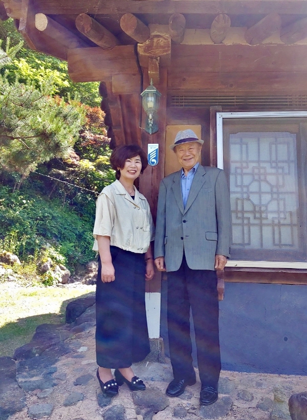 안경아 유치면장이 국가유공자분의 후손가정을 방문하여 명패를 달아드리고 후손 어르신과 기념촬영을 하고있는 모습