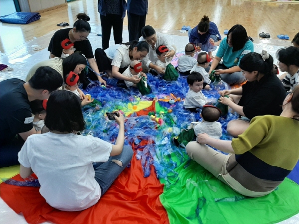 장흥군은 21일 오전 만7개월부터 24개월 까지 22명의 영·유아를 대상으로 오감발달교실을 운영했다고 밝혔다.