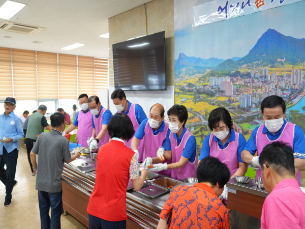 장흥군의회(의장 왕윤채)는 지난 12일 제9대 장흥군의회 개원 1주년을 맞아 장흥노인복지관에서 배식 봉사활동을 펼쳤다.