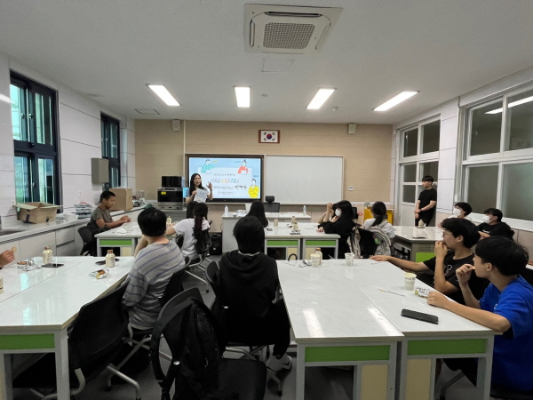 장흥군 관산중학교 2~3학년 중 신청자 15명을 대상으로 관산중학교 가정실에서 ‘팩폭 MBTI로 지피지기 쌉가능’청소년집단상담 프로그램을 운영하였다.