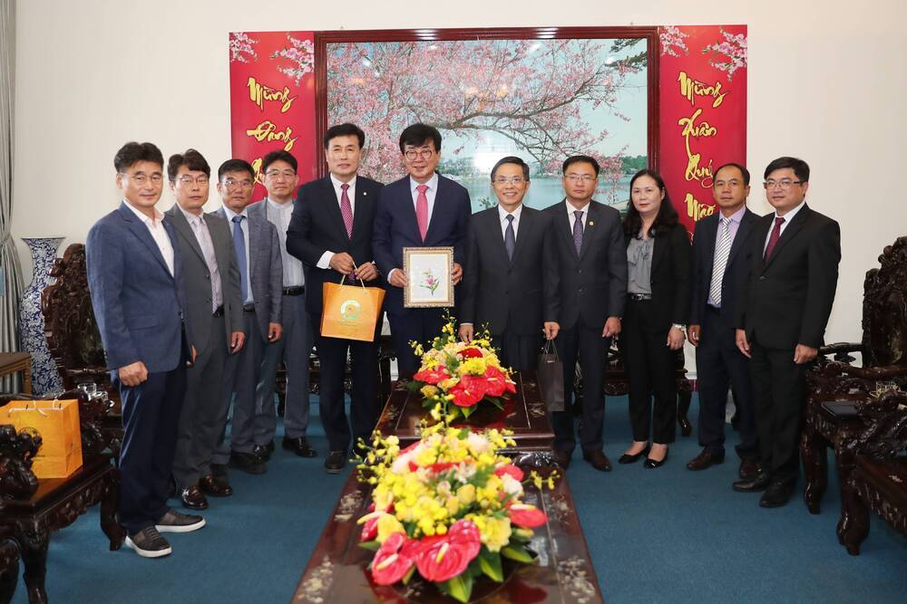 베트남 달랏시 우호교류 협약 체결식, 김성 군수 및 장흥군 직원들과 달랏시 시장 및 달랏시 직원들 사진