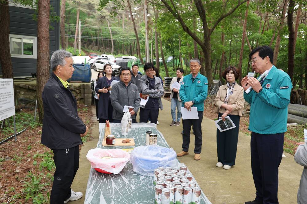 현장 관계자들과 대화하는 장흥군수 모습