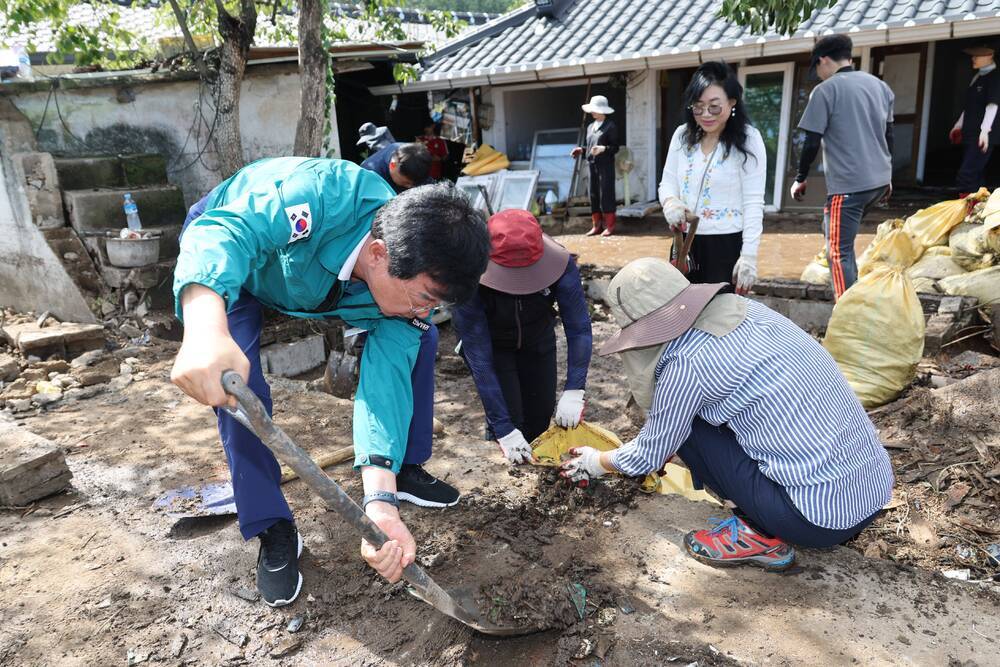 집중호우로 인한 수해현장복구 및 피해주민 격려(3)